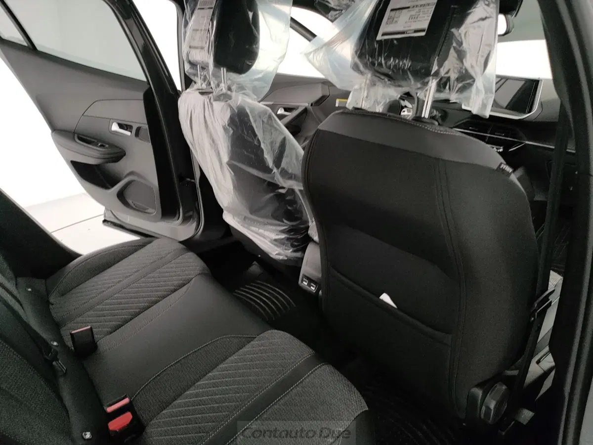 Peugeot 2008 nuova a Caserta (11)