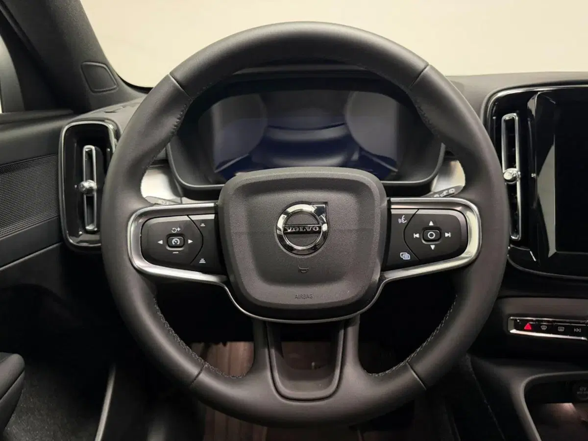 Volvo XC40 usata a Como (11)
