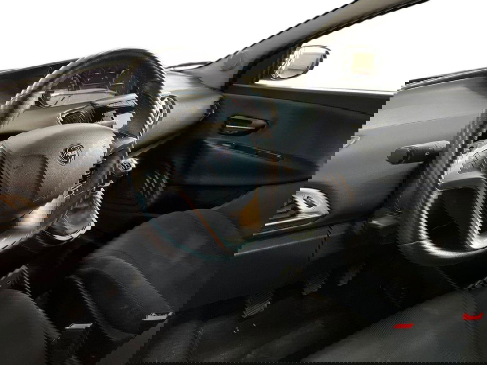 Lancia Ypsilon usata a Matera (10)