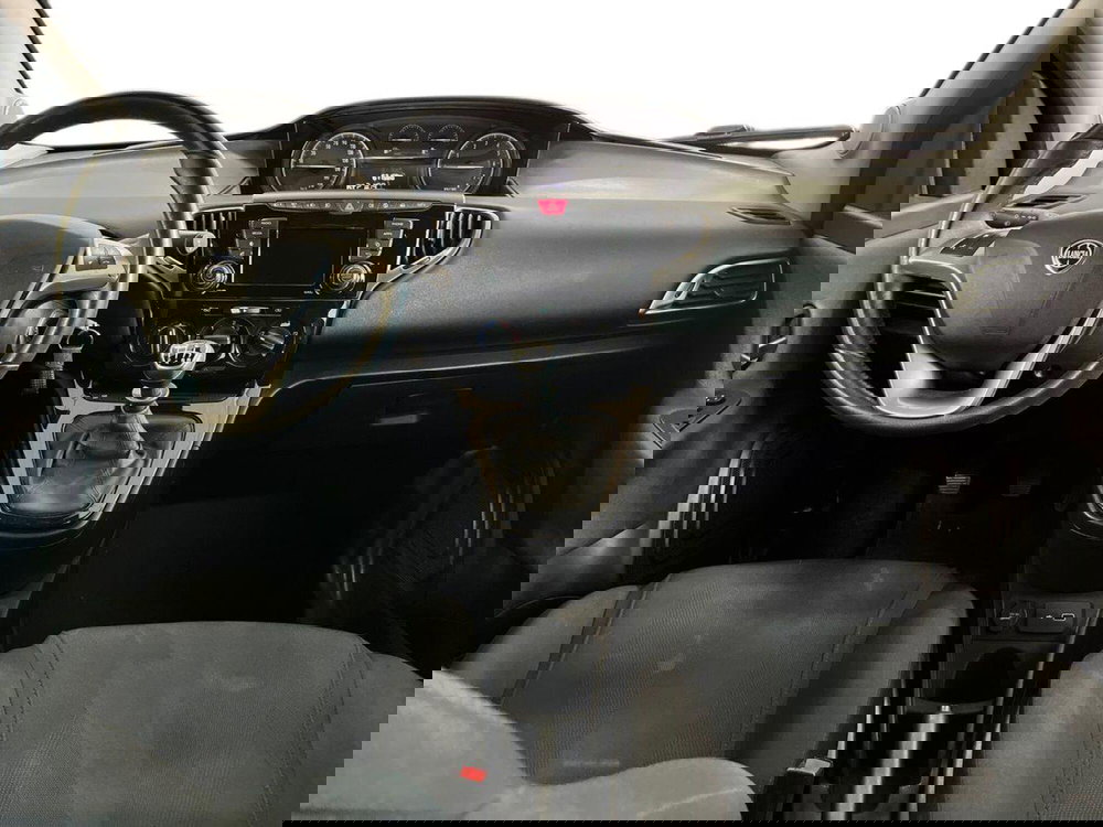 Lancia Ypsilon usata a Matera (8)