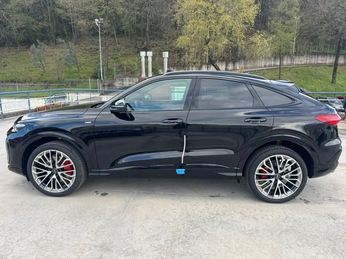 Audi Q5 Sportback nuova a Salerno (10)