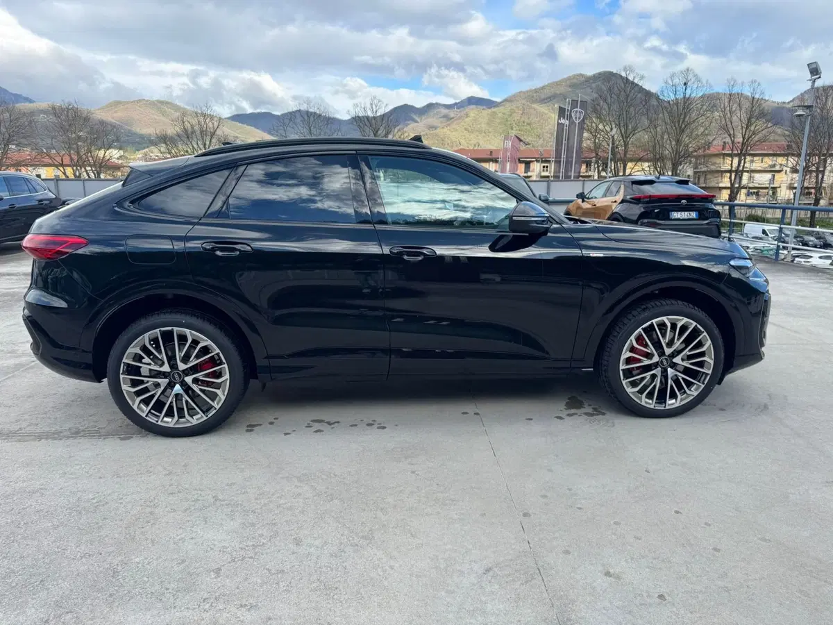Audi Q5 Sportback nuova a Salerno (14)