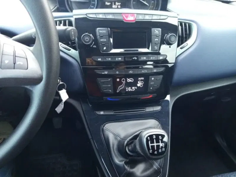 Lancia Ypsilon usata a Frosinone (18)