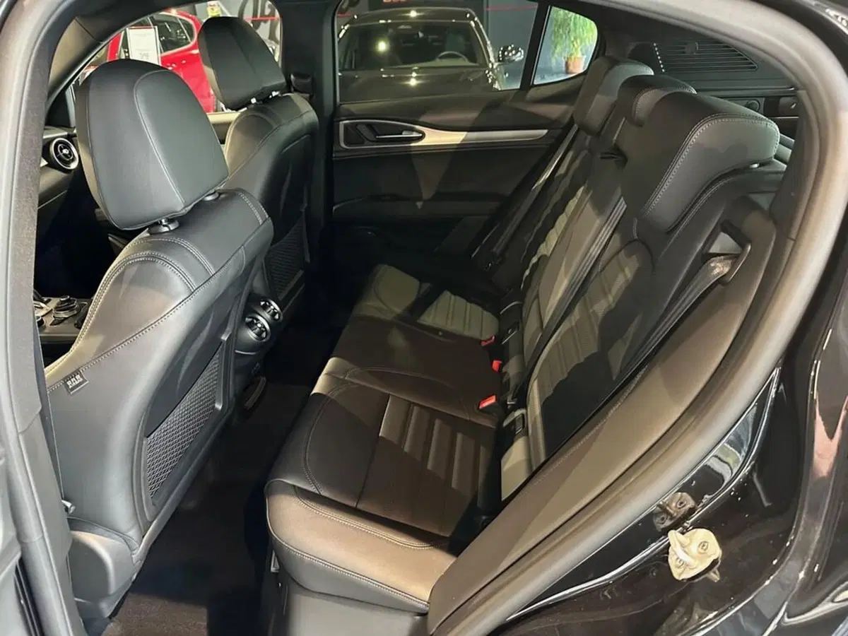 Alfa Romeo Stelvio nuova a Sondrio (11)
