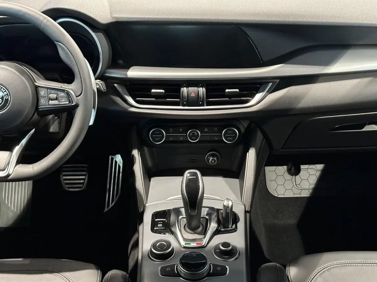 Alfa Romeo Stelvio nuova a Sondrio (14)