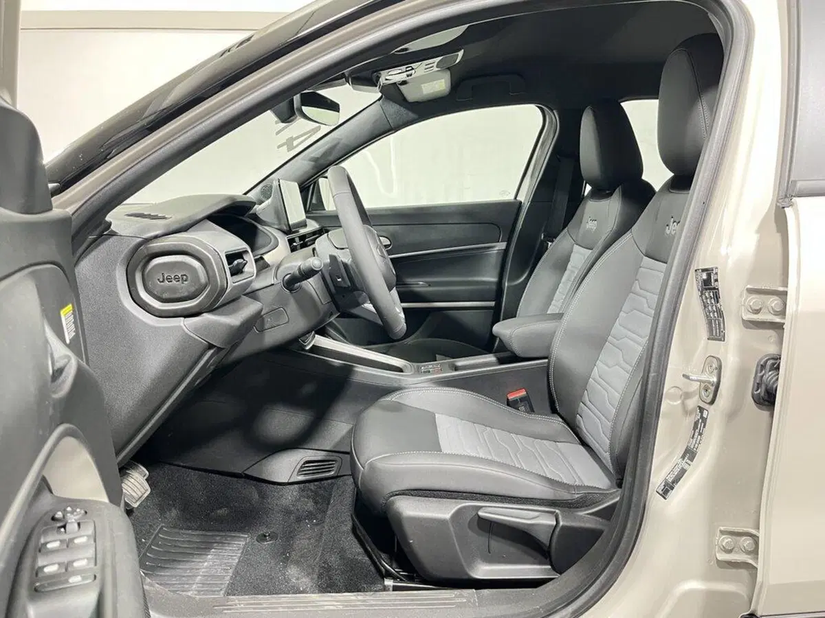 Jeep Avenger nuova a Sondrio (10)