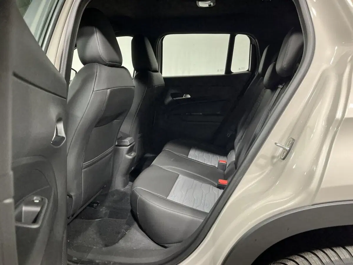 Jeep Avenger nuova a Sondrio (11)