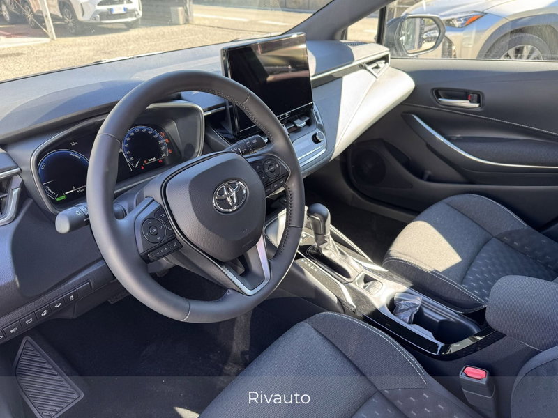 Toyota Corolla Touring Sports nuova a Como (8)