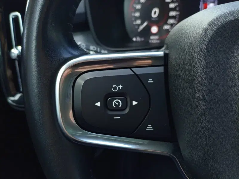 Volvo XC40 usata a Bari (8)