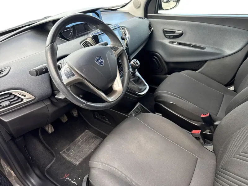 Lancia Ypsilon usata a Reggio Calabria (6)