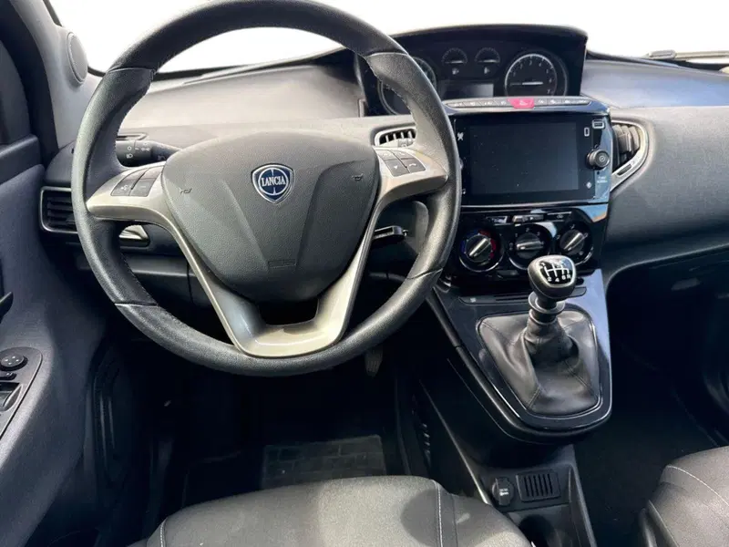 Lancia Ypsilon usata a Reggio Calabria (7)