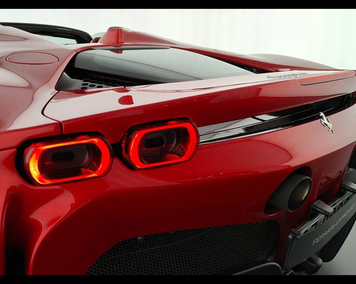 Ferrari SF90 Spider usata a Verona (14)