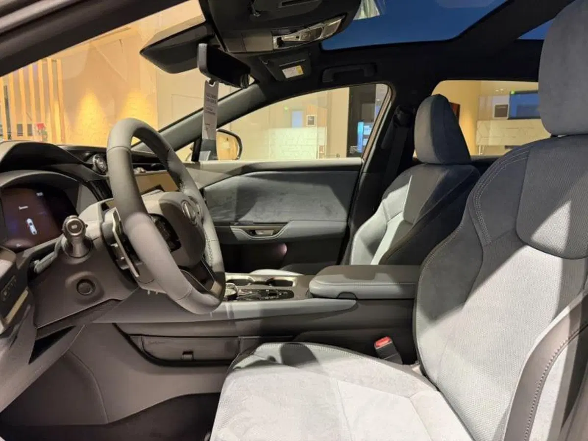 Lexus RZ nuova a Perugia (11)