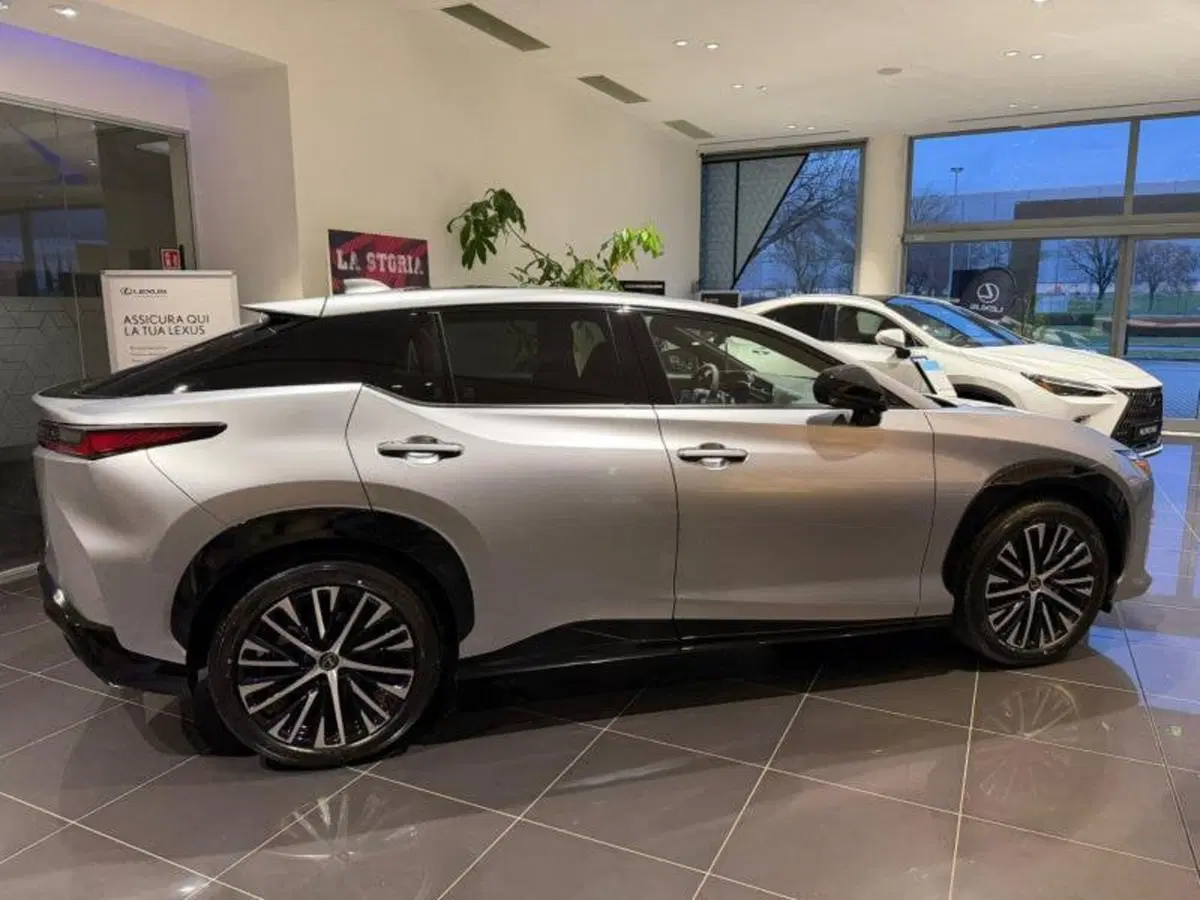 Lexus RZ nuova a Perugia (8)
