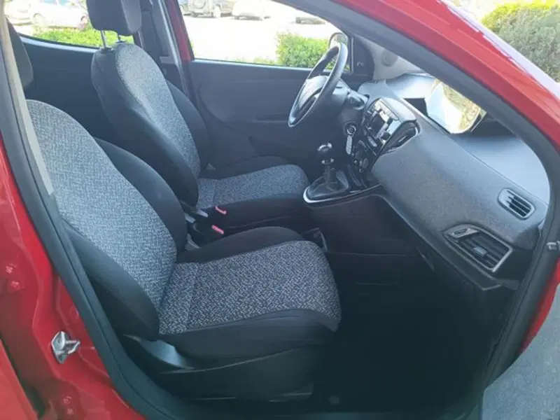 Lancia Ypsilon usata a Pisa (13)