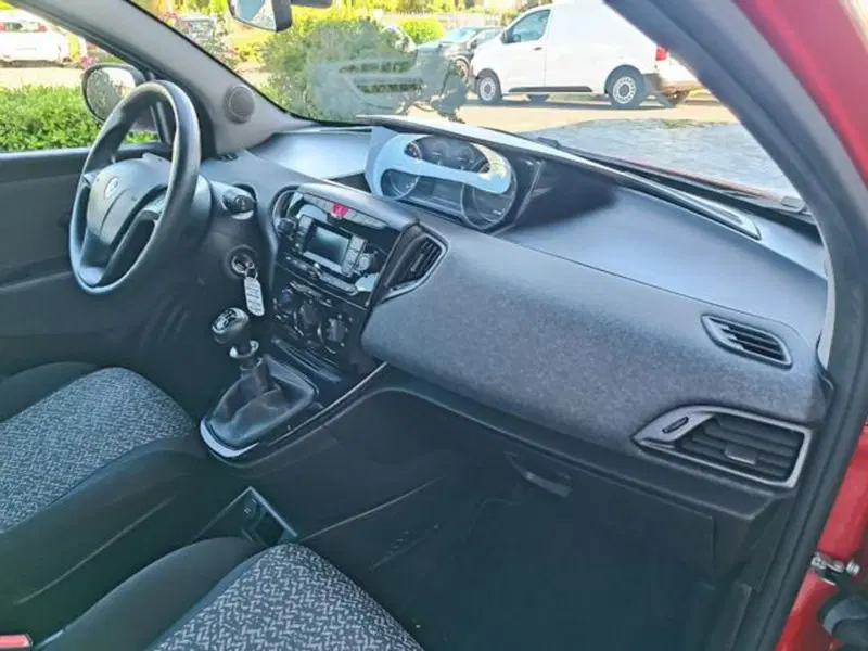 Lancia Ypsilon usata a Pisa (14)