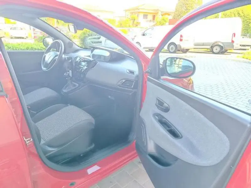 Lancia Ypsilon usata a Pisa (15)