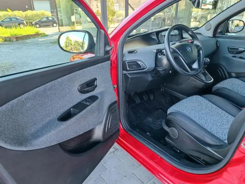 Lancia Ypsilon usata a Pisa (6)
