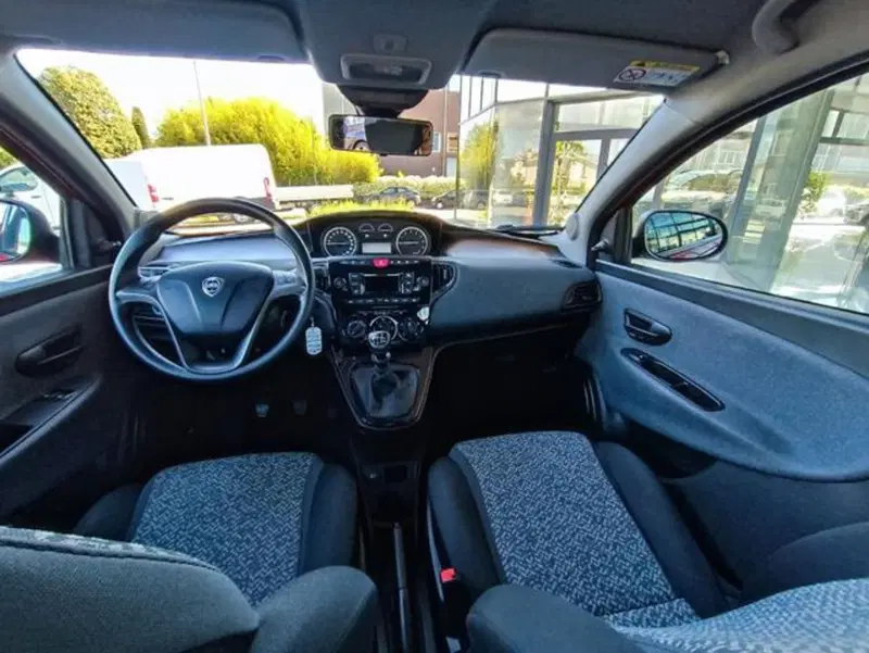 Lancia Ypsilon usata a Pisa (9)