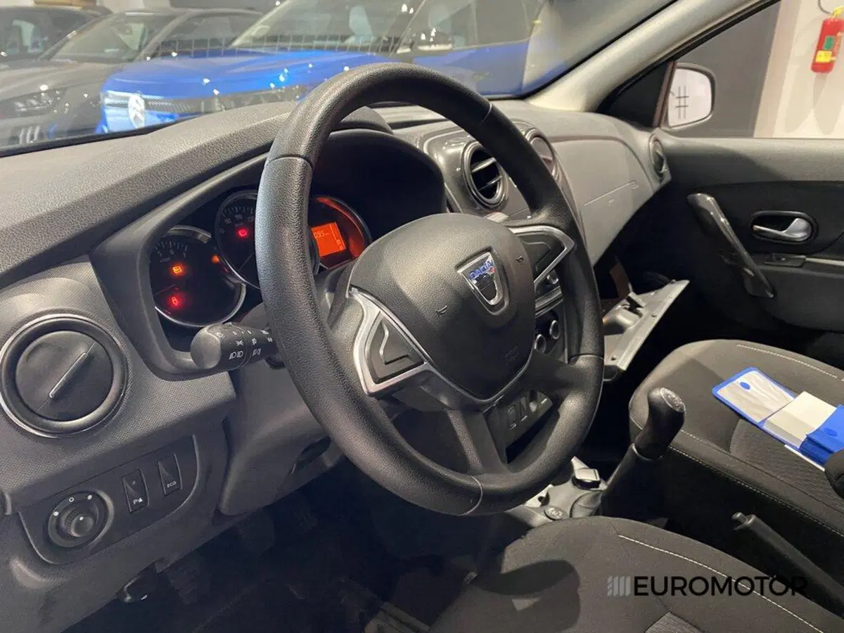 Dacia Sandero usata a Bari (9)