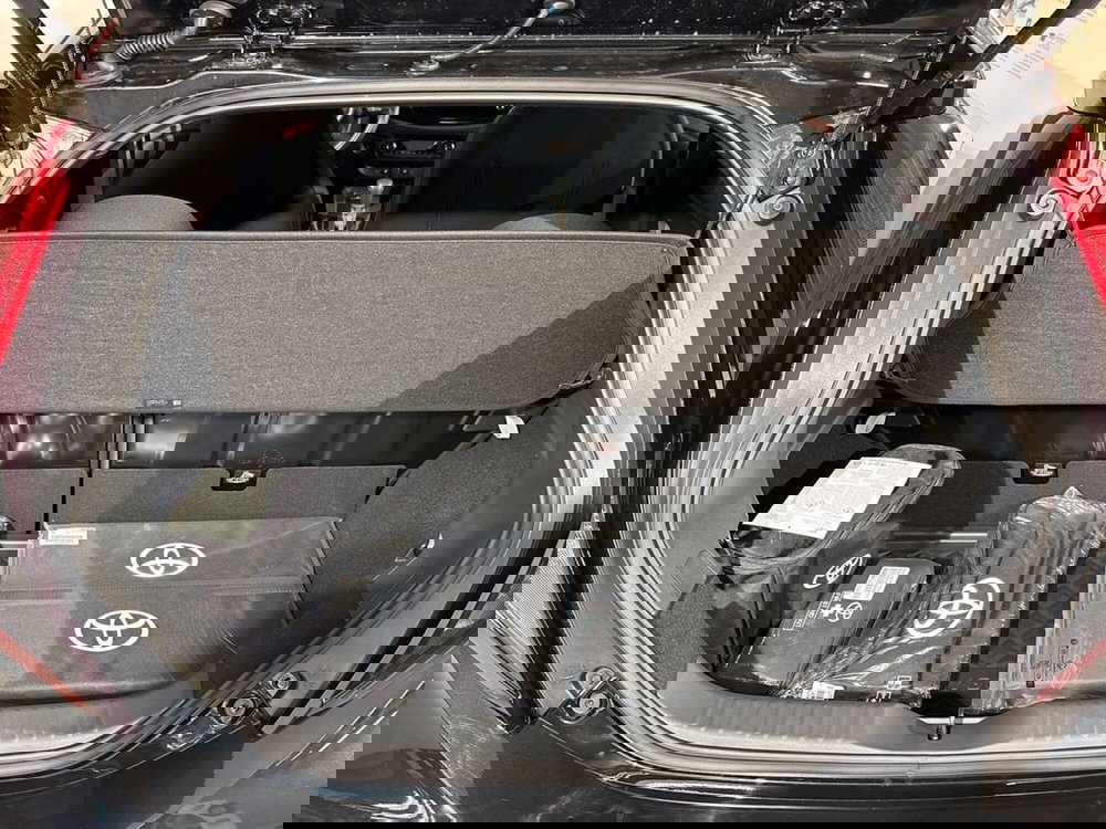 Toyota Aygo X nuova a Lecco (12)