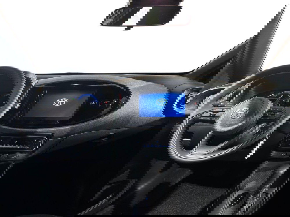 Toyota Aygo X nuova a Lecco (8)