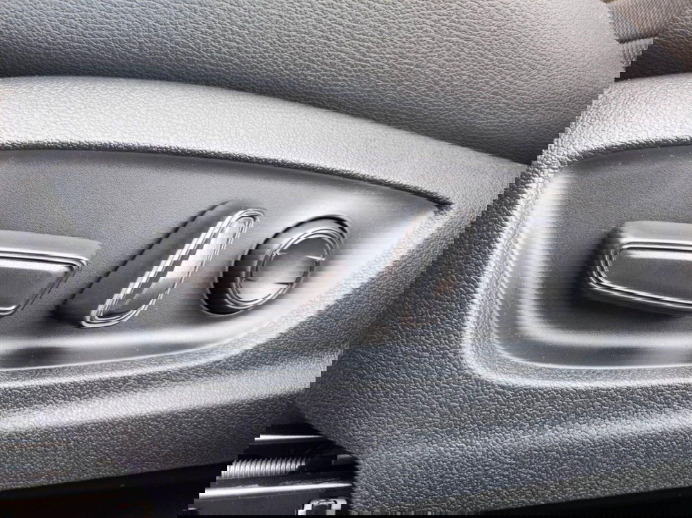 Toyota Toyota C-HR nuova a Lecco (10)