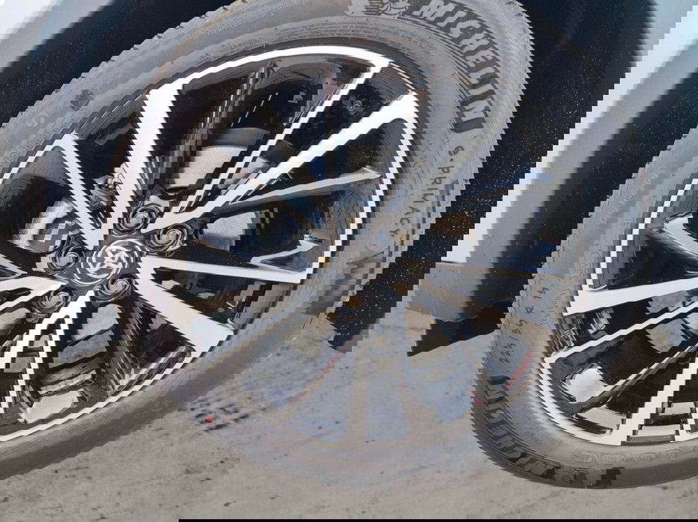 Toyota Toyota C-HR nuova a Lecco (3)