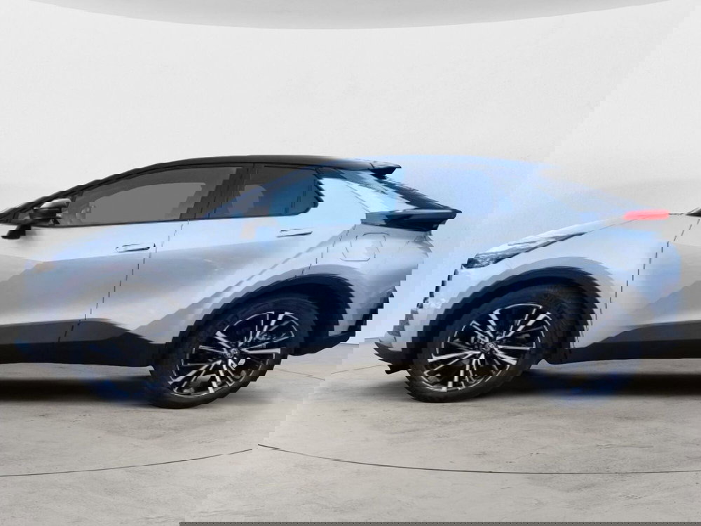 Toyota Toyota C-HR nuova a Lecco (4)