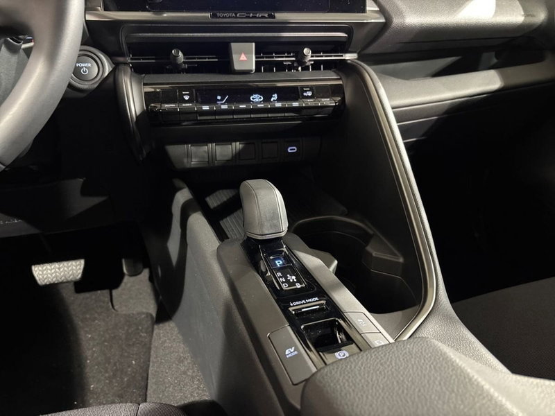 Toyota Toyota C-HR nuova a Lecco (13)