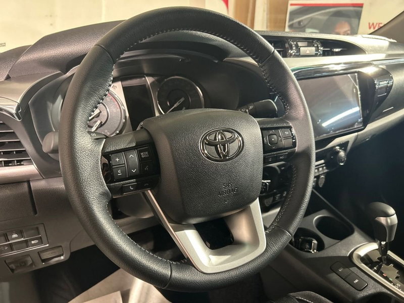 Toyota Hilux nuova a Lecco (14)