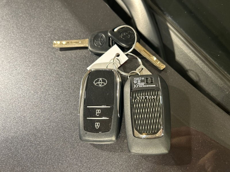 Toyota Hilux nuova a Lecco (16)