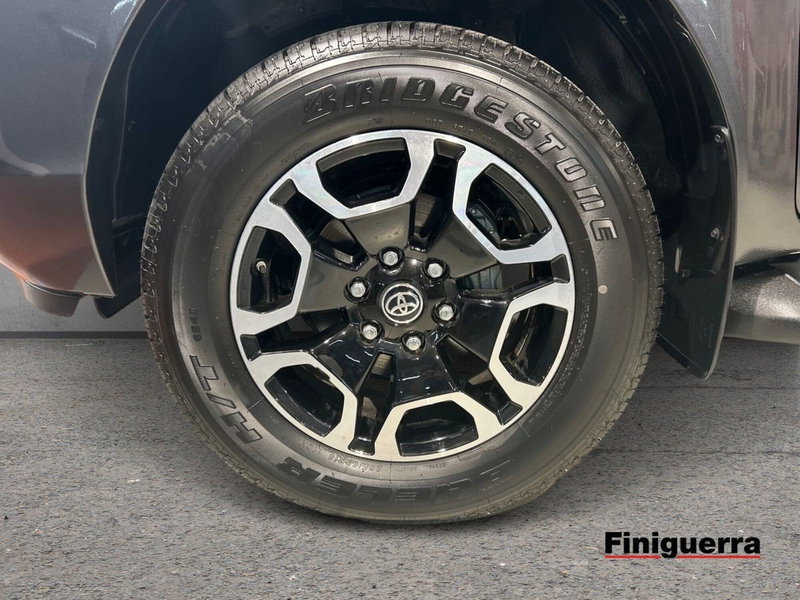 Toyota Hilux nuova a Lecco (7)