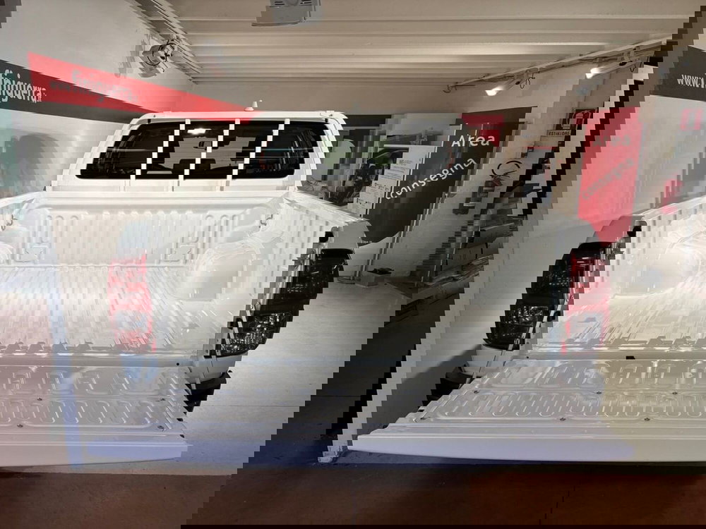 Toyota Hilux nuova a Lecco (12)