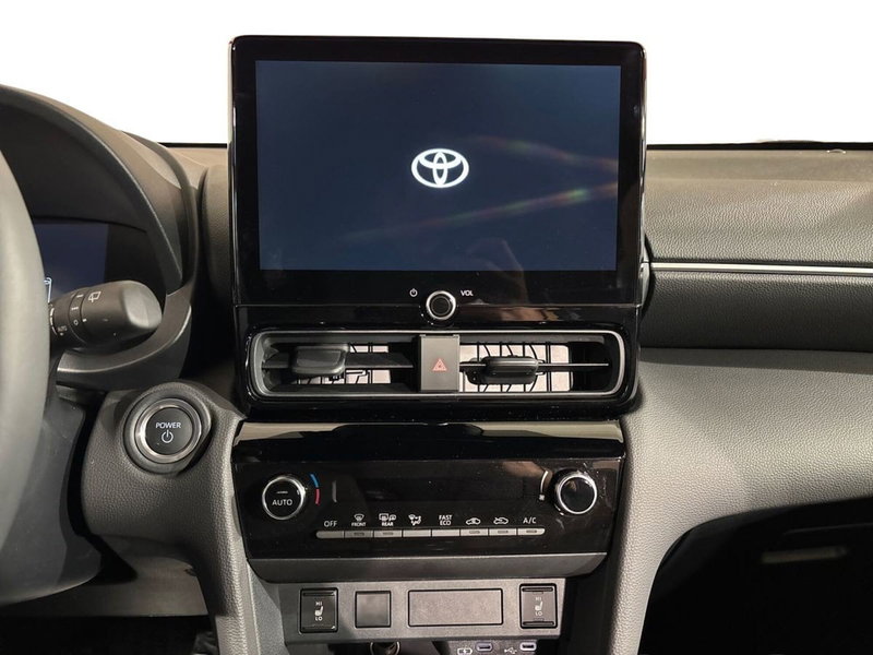 Toyota Yaris Cross nuova a Lecco (12)