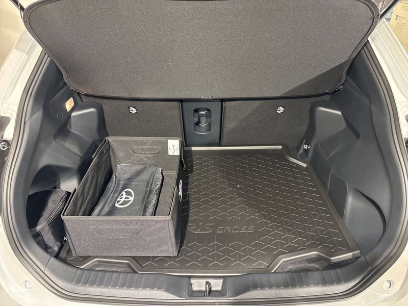 Toyota Yaris Cross nuova a Lecco (12)