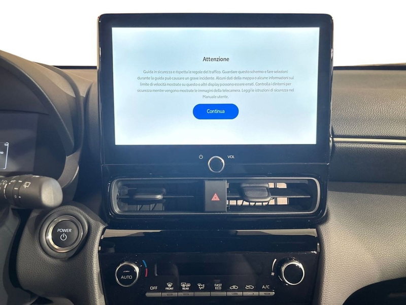 Toyota Yaris Cross nuova a Lecco (13)