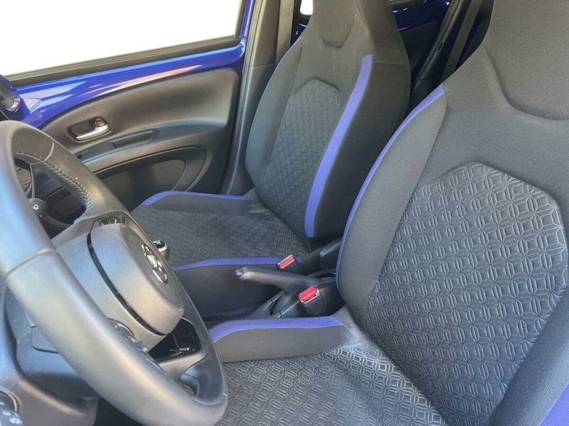 Toyota Aygo X usata a Lecco (11)