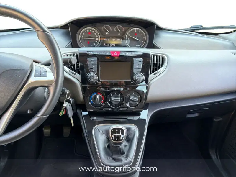 Lancia Ypsilon usata a Modena (11)