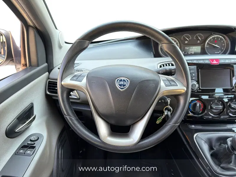 Lancia Ypsilon usata a Modena (12)