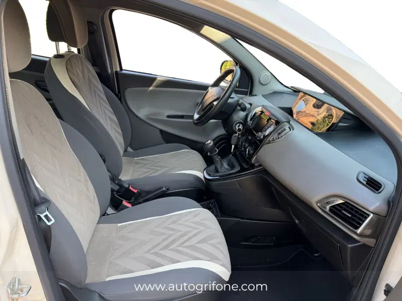 Lancia Ypsilon usata a Modena (15)
