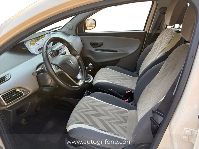 Lancia Ypsilon usata a Modena (9)