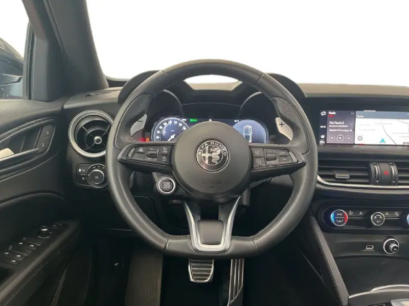 Alfa Romeo Stelvio usata a Torino (12)