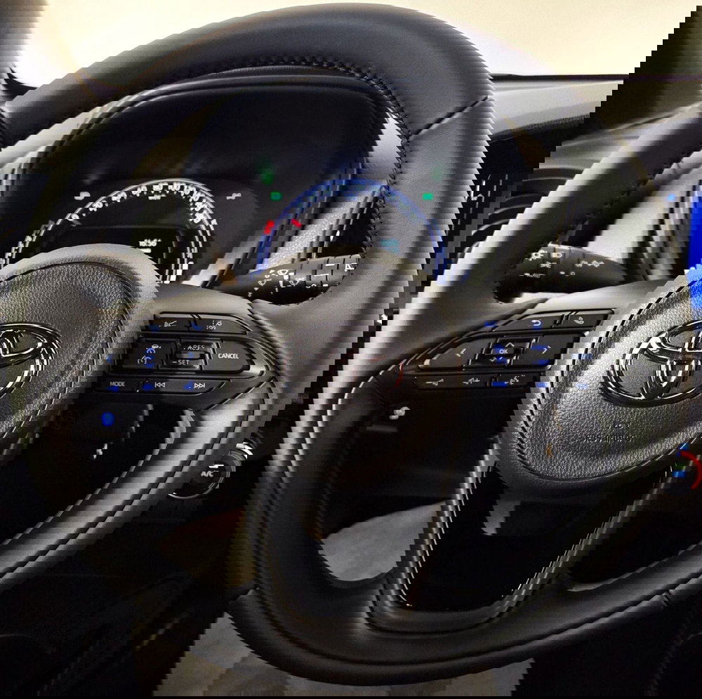 Toyota Aygo X nuova a Pavia (9)