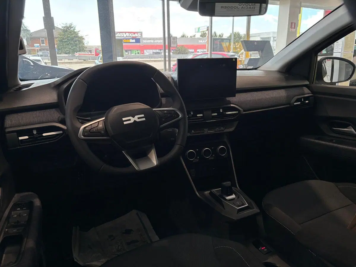 Dacia Jogger nuova a Pavia (4)
