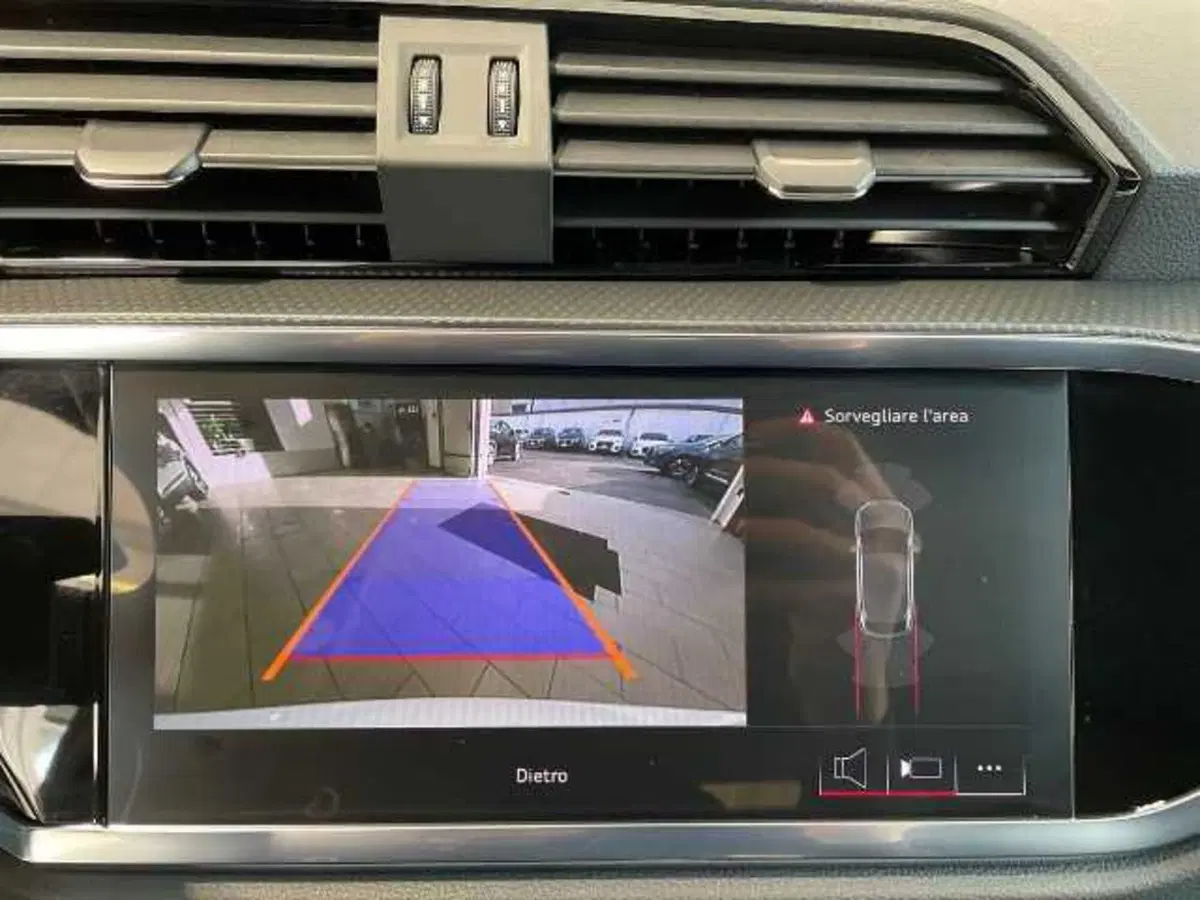 Audi Q3 Sportback nuova a Prato (16)