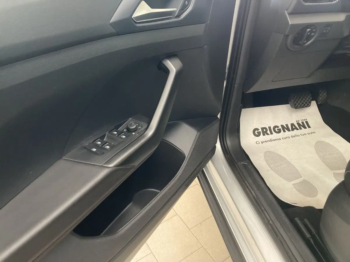 Volkswagen T-Cross usata a Pavia (11)
