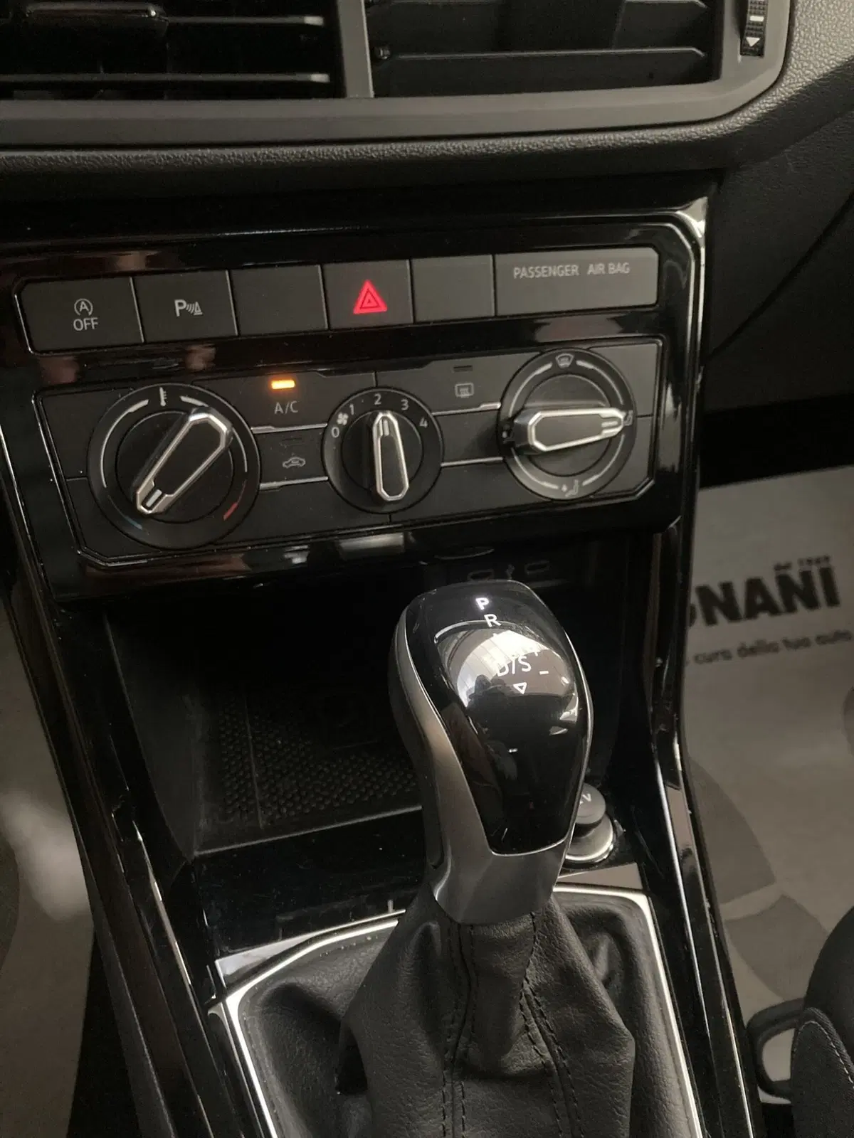 Volkswagen T-Cross usata a Pavia (8)