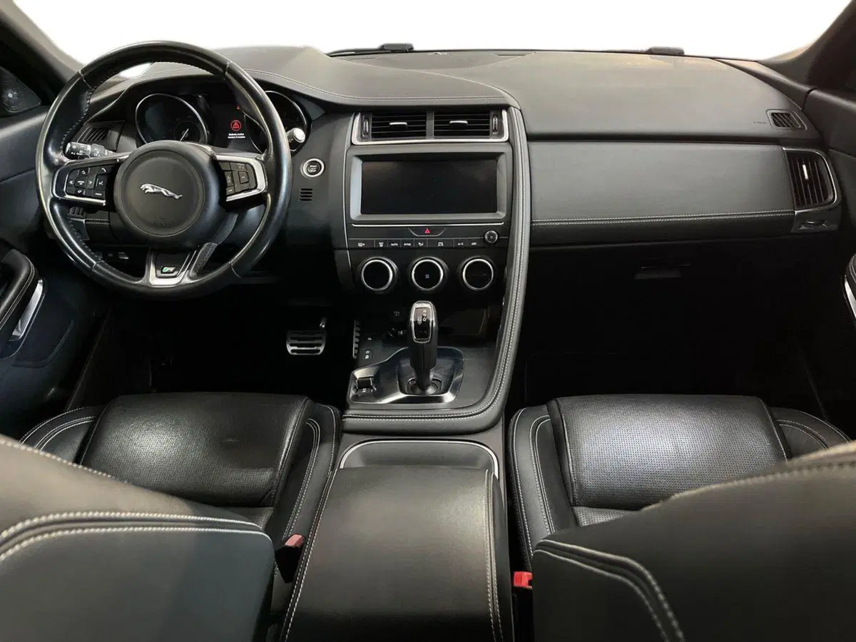Jaguar E-Pace usata a Bari (8)
