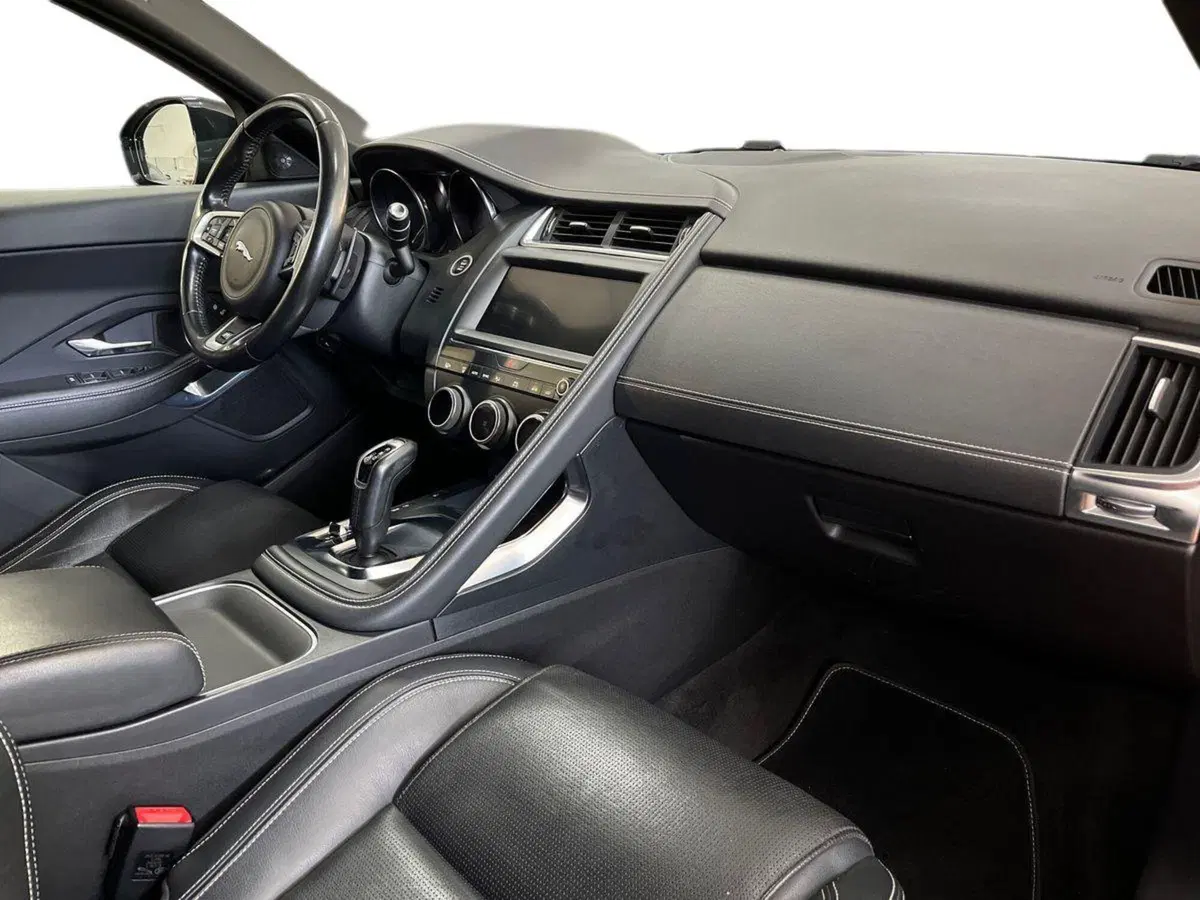 Jaguar E-Pace usata a Bari (9)